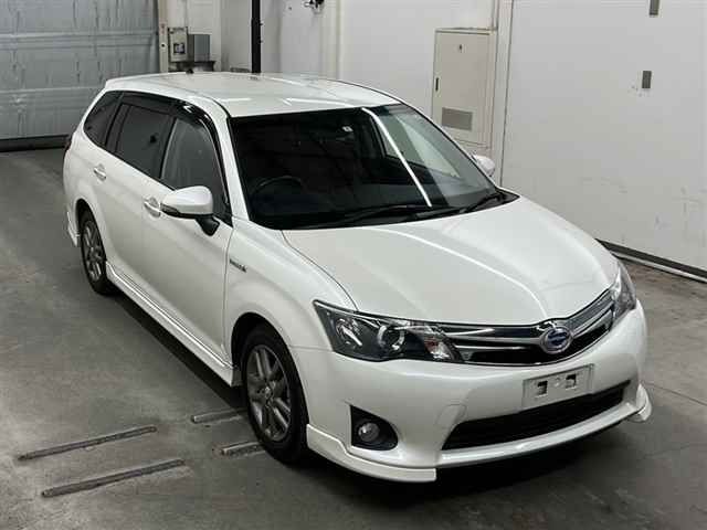 75147 Toyota Corolla fielder NKE165G 2015 г. (MIRIVE Saitama)